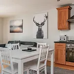 Amazing Apartments - Cables Wynd Near The Shore - Free Parking