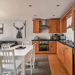 Amazing Apartments - Cables Wynd Near The Shore - Free Parking